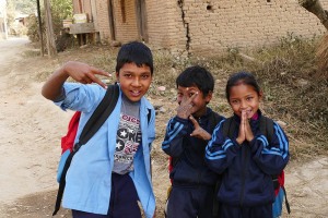 All'uscita dalla scuola incontro questi tre bambini Newari che mi salutano in modo completamente diverso: la femminuccia congiunge le mani nel saluto tradizionale "Namastè" (mi inchino alla Divinità che risiede in te, tu sei il benvenuto), mentre i due maschietti scimmiottano il segno della vittoria sicuramente copiato da qualche trasmissione televisiva. Il bambino più piccolo, tra l'altro, presenta sulla mano destra una svastica tracciata con un pennarello: non ha alcuna attinenza con la ben nota svastica adottata da Hitler. Il simbolo della svastica nella religione Hindu ha un profondo significato religioso e viene considerata come segno di buon auspicio. Ma non solo, le preghiere ed i rituali associati con la svastica sono praticate per purificare i luoghi dove si svolgono le cerimonie, per proteggersi dagli spiriti maligni, dalle malattie o dalle sventure, per invitare ed attrarre pace, prosperità e buona fortuna nella propria casa, nella mente e nel corpo. Villaggio di Dhulikhel, Nepal 2018.