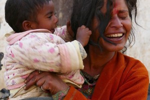 Una nonna Newari con il suo nipotino: lui si diverte un mondo a tirarle i capelli, villaggio di Bandipur, Nepal 2018.