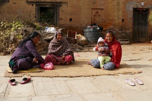 Fin dalla più tenera età i bambini nepalesi imparano a salutare con il tradizionale "Namastè" (mi inchino alla Divinità che risiede in te, che tu sia il benvenuto): qui la mamma di etnia Newari unisce le manine del piccolo (che non appare molto convinto) nel gesto di benvenuto. Accanto alla mamma vi è la nonna materna e, di fianco, quella paterna. Villaggio di Khokanà, Nepal 2018.