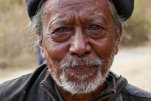Un anziano uomo Newari rientra da una passeggiata nei campi intorno al suo villaggio di Khokanà, Nepal 2018.