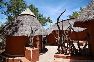 Tipico villaggio dell'etnia Pedi, le capanne di fango e con il tetto in paglia, sono dipinte con un colore ocra di fondo e particolari decorazioni etnici nel colore bianco, Sud africa 2012