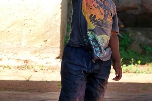 Un bambino Pedi, dopo aver corso a perdifiato con alcuni amici, beve acqua da una tazza, Sud Africa 2012