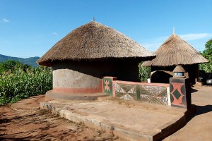 Villaggio tradizionale del popolo Pedi: le capanne erano circolari con il tetto in paglia; risultavano collegate alle altre con una serie di recinti e circondate da muretti di fango e pietre decorati con disegni colorati e fantasiosi. Il villaggio si sviluppava attorno ad un'area centrale che aveva funzioni di luogo d'incontro; stalla per il bestiame; cimitero e santuario ancestrale. I Pedi credevano e; nonostante l'incessante corsa alla presunta modernità e ricerca effimera del benessere; credono ancora ad un Dio creatore del cielo e della terra al quale rivolgono le loro preghiere; in particolare per la pioggia. Il culto degli antenati era ritenuto anch'esso di fondamentale importanza poichè ritenevano che gli antenati costituissero il punto di contatto con il Dio creatore. Per glorificare ed ingraziarsi gli spiriti degli antenati praticavano sacrifici ed offerte come l'offerta della birra di sorgo (un cereale fermentato) o i sacrifici di animali di allevamento. Tale culto ancestrale prevedeva la presenza di un "divinatore"; figura che si frapponesse tra il mondo dei vivi e quello degli spiriti collegandoli. Tale potere divinatorio veniva trasmesso tra padre e figlio di generazione in generazione. Anche oggi questa figura esiste ma sono le donne che ormai si trasmettono questo potere. Sud Africa 2012.