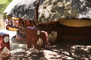 Tipico villaggio dell'etnia Pedi, le capanne di fango e con il tetto in paglia, sono dipinte con un colore ocra di fondo e particolari decorazioni etnici nel colore bianco, Sud africa 2012
