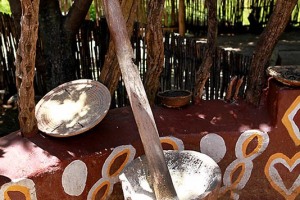 Mortaio e ceste in vimini utilizzati nel Villaggio Pedi, Sud Africa 2012