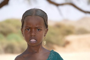 Bambina nomade Peul, mi osserva meravigliata, Massiccio montuoso dell'Air, Niger 2020