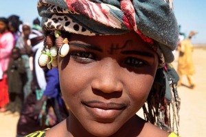 Giovane ragazza Fulani (termine che significa "liberi", perchè nomadi) mostra sulla fronte, al centro degli occhi, un simbolo tratto dall'antico alfabeto Fula. Può essere considerato di buon augurio per il suo futuro. Festival dell'Air, Iferouane, Deserto del Ténéré, Regione dell'Air, Niger 2020