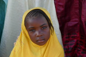 Sguardo incontaminato, bambina Peul mi regala questo scorcio di purezza attraverso i suoi occhi spalancati al mondo, Festival dell'Air, Oasi di Iferouane, Deserto del Ténéré, Niger 2020