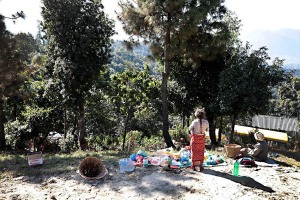 Una coppia di nepalesi appartenenti all'etnia degli Sherpa si concedono il meritato riposo dopo l'ascesa a 1550 metri per raggiungere il punto panoramico di Dhulikhel con una vista spettacolare sulla catena montuosa dell'Himalaya, Nepal 2018.