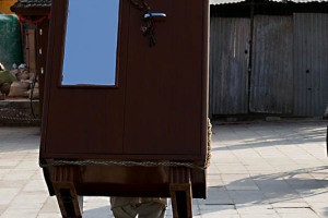 Uno Sherpa si è caricato sulle spalle un armadio con specchio nella periferia di Kathmandu, Nepal 2018.