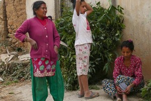 All'ingresso del Villaggio di Khokanà queste donne Sherpa, stremate dopo aver affrontato la ripida salita che dalla campagna le ha portate qui, si liberano dei pesi trasportati per riposarsi e riprendere fiato. Nepal 2018.