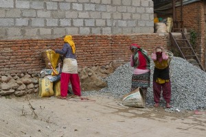 In un cantiere del villaggio di Chapagaon, tre donne appartenenti all'etnia Sherpa caricano sulle loro grandi ceste (dal nome "Doko") il pietrisco che trasporteranno per vari piani a piedi: è un lavoro massacrante e pericoloso. Nepal 2018.