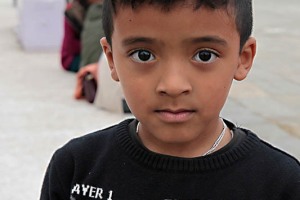 Nel piazzale antistante alla Pagoda della Pace nel Mondo, un bambino nepalese di nome Brahma, appartenente all'etnia Tamang, si mette in posa per essere fotografato, dintorni di Pokhara, Nepal 2018.