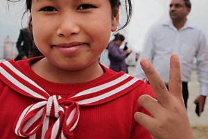 Una bambina nepalese di etnia Tamang (il suo nome è Savitri) mi saluta con il gesto della vittoria, Pagoda della Pace nel Mondo, dintorni di  Pokhara, Nepal 2018.