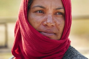 Ritratto di una giovane donna Tamang durante una pausa dal duro lavoro di manovale, Pokhara, Nepal 2018.