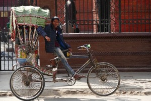 Un riscio -  man (il suo nome è Ram, ed è un ragazzo di etnia Tamang) in attesa dei clienti nel complesso del Tempio di Pashupatinath, dintorni di Kathmandu, Nepal 2018.