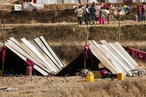 In un cantiere queste "tende - baracche" vengono utilizzate dagli operai di etnia Tamang come case per dormire e cucinare, dintorni del villaggio di Chapagaon, Nepal 2018.
