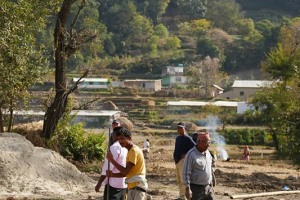 Nel cantiere in prossimità del villaggio di Chapagaon, lavorano maestranze di etnia Tamang: essi vivono soprattutto sulle colline a nord di Kathmandu e risentono in modo forte dell'influenza tibetana. Secondo la leggenda gli antenati dei Tamang erano mercanti di cavalli e soldati di cavalleria appartenenti ad un esercito invasore tibetano insiedatosi in Nepal centinaia di anni addietro. Nel XIX secolo furono relegati ad uno status sociale infimo, pesantemente sfruttati e le loro terre confiscate e divise tra le etnie Bahun e Chhetri, oltre ad essere costretti, come manodopera coatta, a svolgere i lavori più umili. Da allora la diffidenza per l'autorità costituita, insieme allo spirito indipendente che li contraddistingue, li ha portati a migliorare (almeno in parte) le loro condizioni di vita attuali. Nepal 2018.