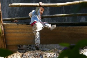 A qualsiasi latitudine nel mondo, i bambini non si rendono conto dei pericoli: qui un bambino nepalese di etnia Thakali scavalca una impalcatura abbandonata in una casa dove i lavori di ristrutturazione sono fermi da tempo. Pokhara, Nepal 2018.