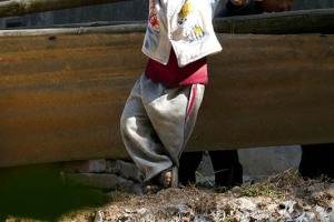 A qualsiasi latitudine nel mondo, i bambini non si rendono conto dei pericoli: qui un bambino nepalese di etnia Thakali gioca su di una impalcatura abbandonata in una casa dove i lavori di ristrutturazione sono fermi da tempo, mentre il suo compagno di giochi, più grande, ha già scavalcato e mi saluta con il gesto della vittoria. Pokhara, Nepal 2018.