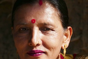 Il nobile portamento di questa donna Thakali, l'eleganza nell'abbigliamento e nei monili che indossa, contraddistinguono il suo stato sociale elevato: appartiene alla casta dei "Vaisya" (commercianti) e gestisce un lodge a Pokhara, Nepal 2018.