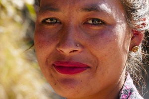 Una giovane studentessa nepalese di etnia Thakali giunta in gita sino a Dhulikhel per ammirare la splendida vista sull'Himalaya, Nepal 2018.