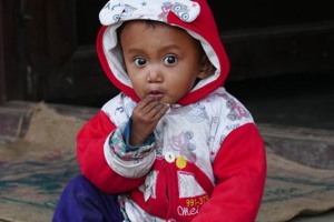 Un bambino appartenente all'etnia Tharu, seduto sull'uscio della sua abitazione, sembra quasi il protagonista della favola di Cappuccetto Rosso: il suo sguardo stupito nel fissare l'obiettivo della mia macchina fotografica, la dice lunga riguardo la scarsità di contatti che ha avuto nella sua breve vita con gli occidentali. Villaggio di Bacchauli, Nepal 2018.