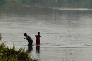 Due donne Tharu si bagnano nelle acque del fiume Rapti, Chitwan National Park, Nepal 2018.