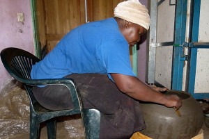 Una donna venda, in un piccolo laboratorio artigiano nella Provincia del Limpopo, rifinisce un vaso di terracotta realizzato seguendo le antiche tradizioni, Sud Africa 2012