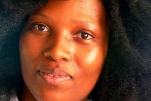 Giovane donna sudafricana appartenente al popolo Venda (di nome Thabisa, che significa "portare gioia")  nel centro di Johannesburg, Sud Africa 2012
