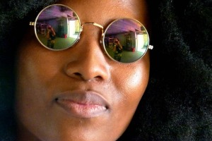 Giovane donna sudafricana appartenente al Popolo Venda , di nome Thabisa (significa "portare gioia") nel centro di Johannesburg mostra i suoi occhiali con orgoglio, simbolo della "modernità" che avanza , Sud Africa 2012