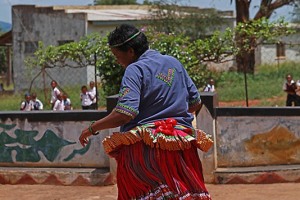 Donna Venda, di nome Annika (significa "grazia") danza per me con i costumi tipici delle feste, Sud Africa 2012