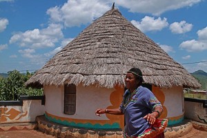 Donna Venda, di nome Annika ("grazia")  danza per me con i costumi tipici delle feste, nel cortile dinanzi alla sua capanna decorata con pitture murali policrome, Sud Africa 2012