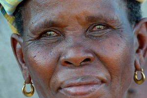 Donna Xhosa con il tipico copricapo che contraddistingue le donne sposate e con figli del suo Popolo: un turbante intrecciato muticolore. Alcune tradizioni sono purtroppo andate perdute a causa del passato burrascoso e oscuro del colonialismo e dell'apartheid che ha cancellato la maggior parte delle celebrazioni e dei riti ancestrali di queste popolazioni: in passato la promessa sposa veniva rapita dal suo futuro marito e solo successivamente veniva concordata una cifra che il "rapitore" avrebbe dovuto riconoscere alla famiglia della consorte. Ora il rapimento non è più praticato ed il promesso sposo si reca dai genitori della sua fidanzata per definire il "prezzo" da pagare. Successivamente alla definizione del precontratto matrimoniale, viene celebrata ufficialmente l'unione tra i due sposi con una festa della durata di tre giorni che si conclude con l'ingresso della sposa nella casa del marito. Quando la ragazza sarà ufficialmente sposata potrà tingersi il volto con argilla bianca e indossare il turbante tradizionale. Villaggio Lesedi, Sud africa 2012