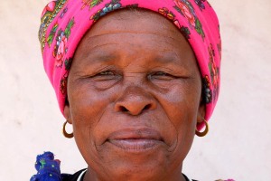 Donna Xhosa con il tipico turbante colorato, villaggio Lesedi, Sud Africa 2012