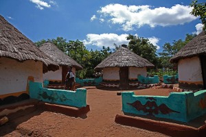Villaggio Xhosa di Elundini con le capanne decorate con disegni murali policromi, Sud africa 2012