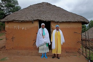 Donne Xhosa dinanzi alla loro capanna, Sud Africa 2012