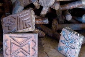 Matrici e timbri realizzati a mano per imprimere sui tessuti disegni colorati con materie prime naturali, Popolo Xhosa, Villaggio Lesedi, Sud Africa 2012