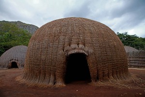 Tradizionale capanna Zulu ad alveare, tipo igloo, sorprendentemente resistenti, chiamate" indlu", queste capanne sono costruite con rami flessibili e fasci d’erba strettamente legati fra loro e ricoperti con stuoie e paglia. Il pavimento è realizzato con terreno frantumato, argilla e letame pressato. All’interno della capanna, la parte destra è riservata agli uomini e la sinistra alle donne, mentre uno spazio posteriore è dedicato al culto degli antenati. Villaggio Shakaland (dedicato al grande Re Shaka, in onore del suo grande spirito guerriero), Provincia del KwaZulu-Natal, Sud africa 2012