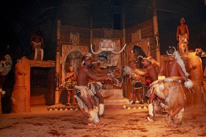 Alle luci delle torce i guerrieri Zulu si cimentano nella danza tradizionale "Ngoma" accompagnati dal suono dei tamburi, Villaggio Shakaland, Provincia del KwaZulu-Natal, Sud africa 2012