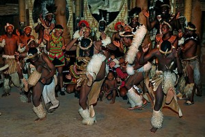 Danza tradizionale Zulu denominata "Ngoma", Villaggio Shakaland, Provincia del KawZulu-Natal, Sud Africa 2012