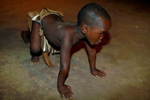 Un piccolo Zulu si cimenta nel ballo, Villaggio Shakaland, Provincia del KwaZulu-Natal, Sud Africa 2012