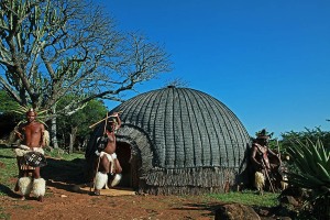 La difesa di una tipica capanna Zulu, di forma circolare (tipo igloo) denominata "Indlu", Villaggio Shakaland, Provincia del KwaZulu-Natal, Sud africa 2012