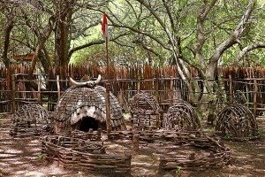 Aha Lesedi Village, le tipiche capanne ed i recinti realizzati con rami intrecciati dell'etnia Zulu (il loro nome deriva dal termine Amazulu, nella lingua isiZulu "Gente del cielo"), vivono nella Provincia di KwaZulu-Natal confinante con il Lesotho, con il Mozambico e lo Swaziland, nella parte Sud orientale del Sud Africa