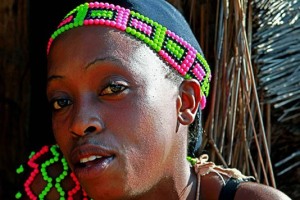 Ritratto di giovane donna Zulu, Villaggio Shakaland, Provincia del KwaZulu-Natal, Sud Africa 2012