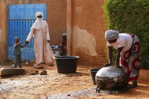Al termine della Festa del battesimo, si lavano le casseruole ed i pentoloni, Niamey, Niger 2020