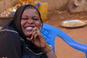Donna Tuareg invitata alla Festa di fidanzamento, risponde con una smorfia alla presenza del mio obittivo fotografico, Niamey, Niger 2020
