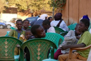 Durante la Festa di fidanzamento ad un gruppo di bambini bisognosi viene offerto del pane da parte della famiglia Tuareg che celebra la promessa sposa, Niamey, Niger 2020