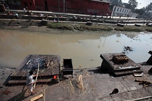 Nonostante sia infestato dall'immondizia e dall'inquinamento, oltre che da un odore sgradevole diffuso, il Bagmati è un fiume sacro e Pashupatinath può essere considerato equivalente all'indiana Varanasi sul Gange, il fiume sacro per eccellenza. I numerosi Ghat lungo il Bagmati rappresentano il sito all'aperto per le cremazioni più importante della città di Kathmandu, Nepal 2018.