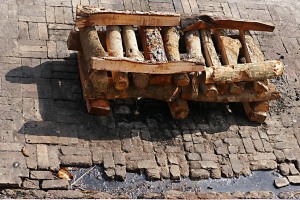 Lungo le sponde del fiume sacro Bagmati, sulle piazzole dei Ghat, si sistemano le pire composte da quattro livelli di legna da ardere (maggiori saranno i livelli della legna utilizzata, più grande sarà l'importanza sociale del defunto) sulle quali saranno cremate le salme dei defunti: gli Hindu credono che i diversi momenti della vita corrispondano ad alcuni riti, detti "Samskara" (letteralmente consacrazione o sacramento), e l'insieme del rito funebre hinduista è il "Antyeshti", cioè l'ultimo sacrificio. La religione Hindu insegna che la vita e la morte fanno parte del concetto di Samskara o della rinascita. L'obiettivo finale della maggior parte degli Hindu è liberarsi dal desiderio, evitando così il Samskara per raggiungere il "Moksha" (lo stato trascendente della salvezza). Una volta raggiunto il Moksha, l'anima sarà assorbita nel Brahman, la forza divina e l'ultima realtà.  Pashupsatinath, Kathmandu, Nepal 2018.